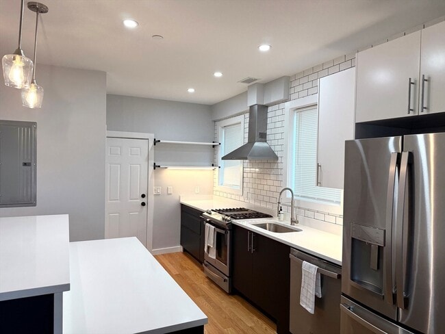 Building Photo - 27 Linden St Unit 2