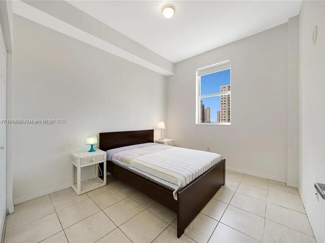 Photo - 115 SW 11th St Unidad 902