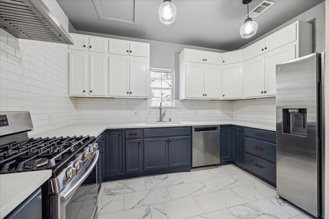 Photo - 2408 White Oak Dr