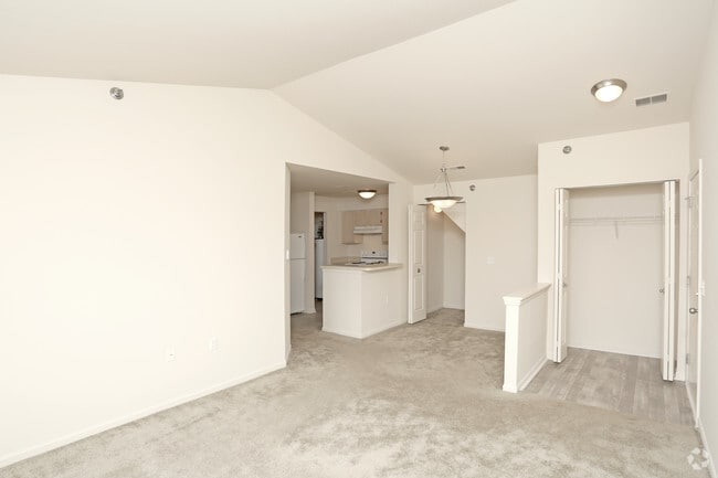 Entrada y comedor - INDIAN LAKE VILLAGE APARTMENTS