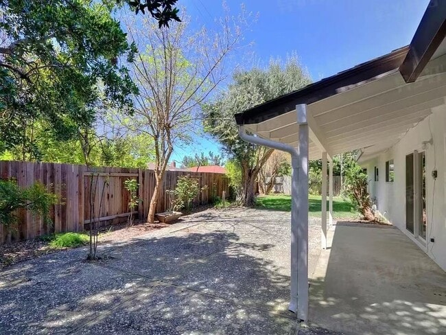 Building Photo - 907 Plum Ln