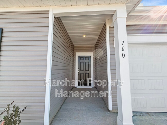 Photo - 760 Penfold Pointe