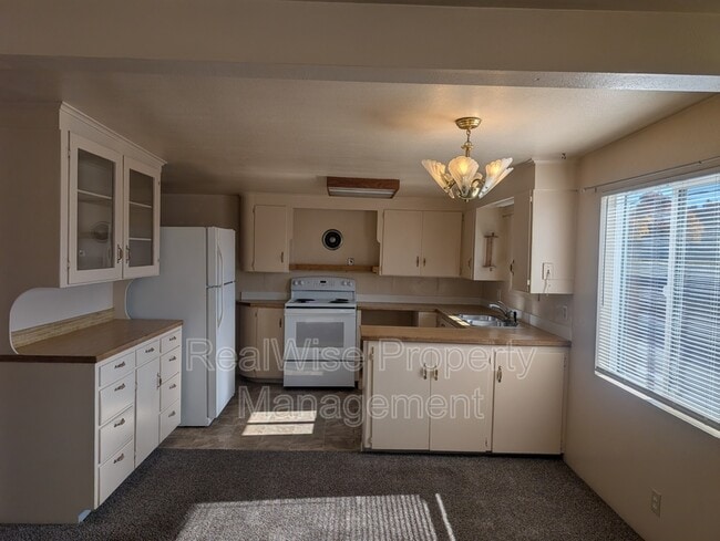 Photo - 133 NE Main St