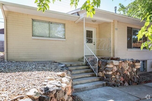 Building Photo - "Spacious 2-Bed, 2-Bath Condo Retreat in S... Unit 10