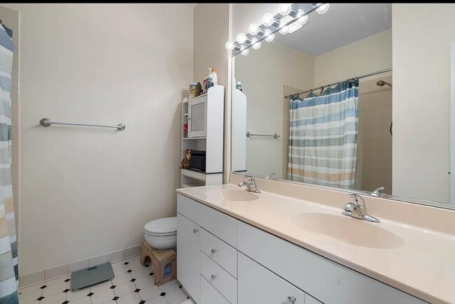 Photo - 1781 W Altgeld St Apartments