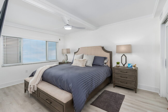 King bed - 26340 Hickory Blvd Unit 401