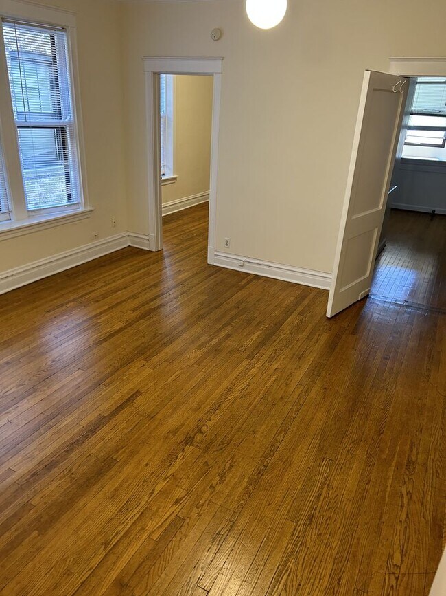 Photo - 5440-42 N Winthrop Ave