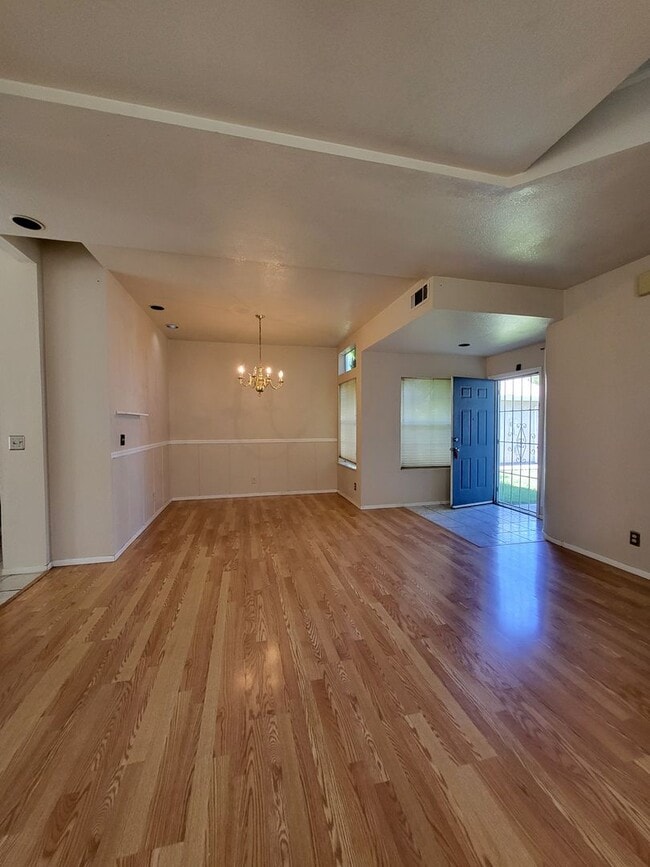 Building Photo - 4Bdm 2.5Ba Home in Convenient Location!