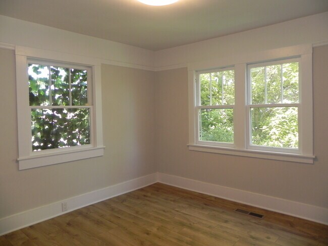 Photo - 923 Bridgeway