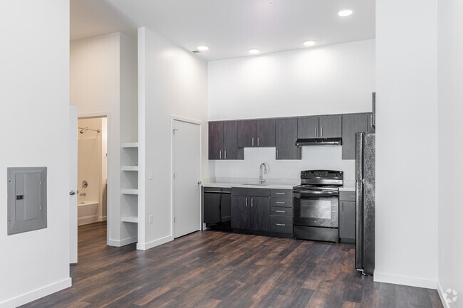 2BR, 1BA - 768SF
