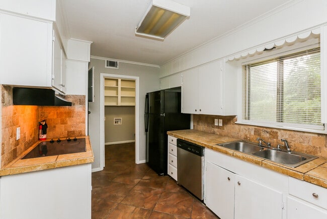 Photo - 975 Briarwood Dr