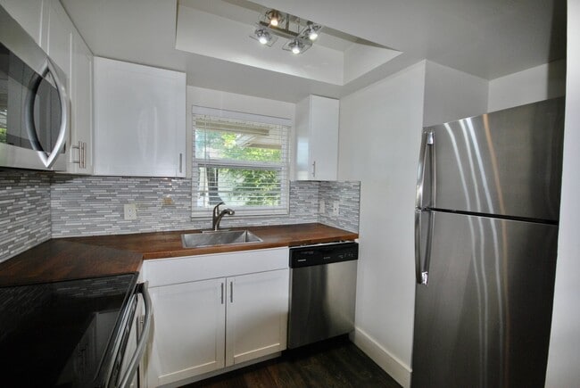 Building Photo - 637 Harwood St