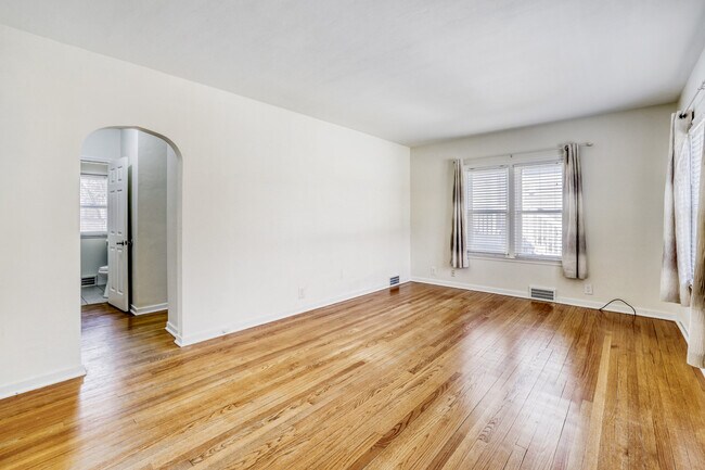 Photo - 626 N Hough St