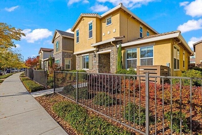 Photo - Beautiful Solar 3/2 located in Roseville! Across from Park! Gated Community!