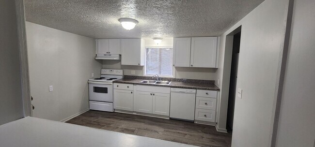 940/940 ½ Willetta St SW