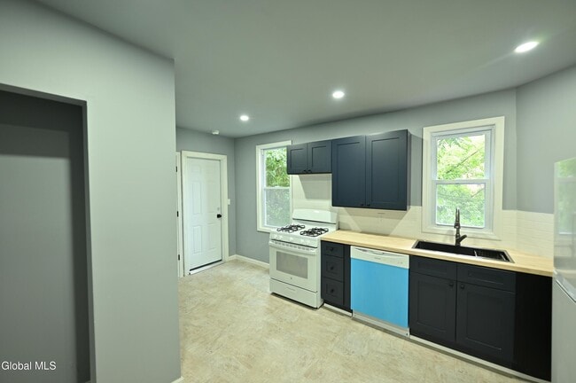 44 Alexander St Unit 2