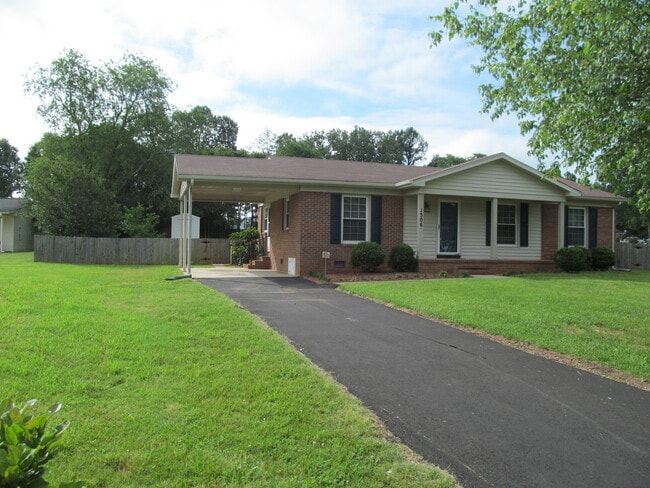 Brick Ranch in Rural Hall with fenced back... - Brick Ranch in Rural Hall with fenced back... House