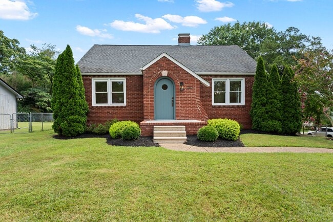 Building Photo - Knoxville 37909 - 3 bedroom 2 bath - call ... Rental