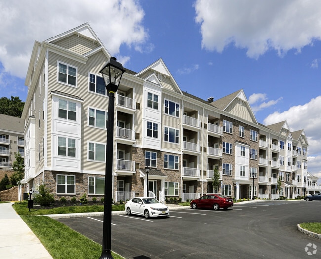 Woodmont West at Mt. Arlington Apartments For Rent in Mount Arlington
