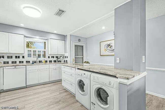 Photo - 600 Valley Stream Dr Unidad F8