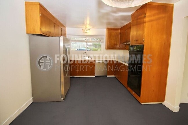 Photo - 599 Tamarack Dr