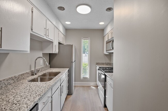 Photo - Colonial Pointe Apartments