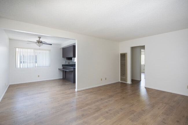 Photo - *MOVE-IN SPECIAL* 2BR in Oceanside with W/D Hookups and Garage Unidad 2163