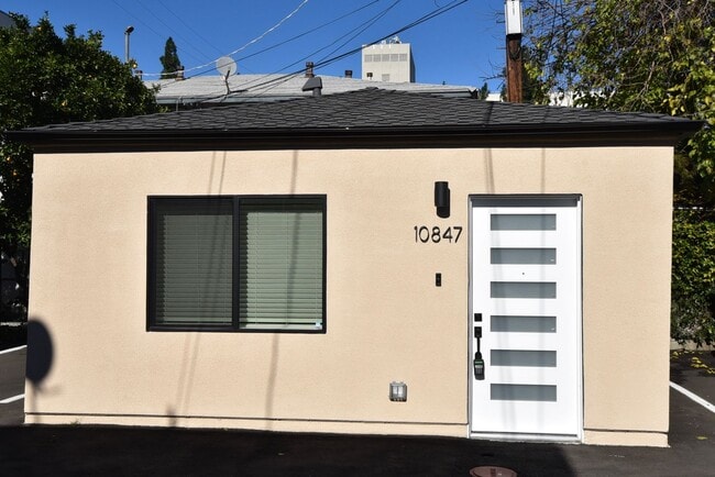 Building Photo - 10839 Moorpark St