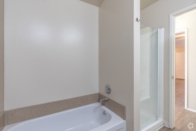 1BR, 1BA - 740SF - Bathroom