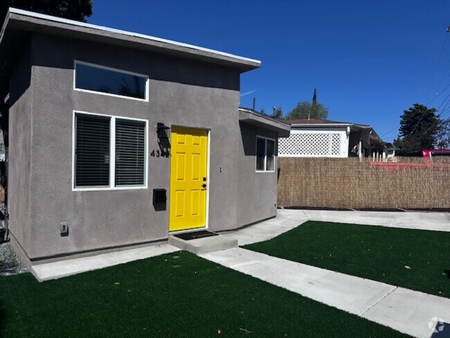 Building Photo - Detached Studio Home!