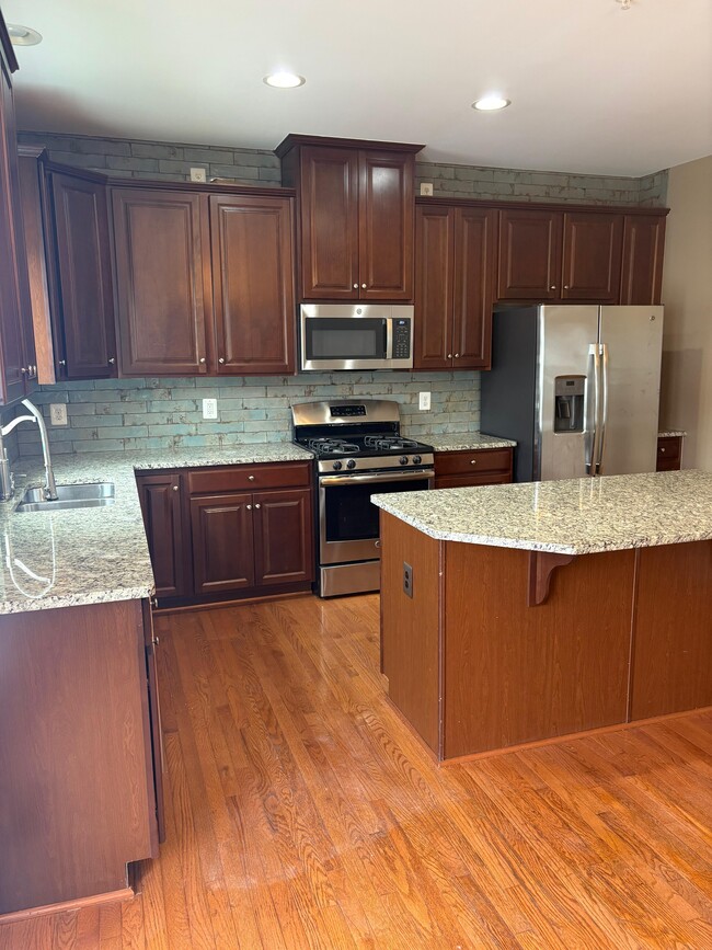 Building Photo - 1023 Anderson Pl SE Unit Room 1