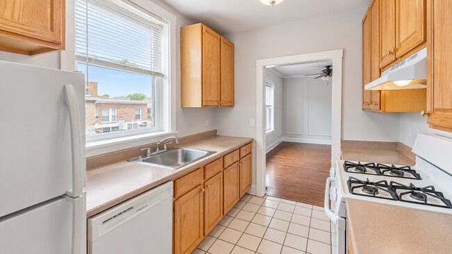6418 N Newgard Ave Unit 3E