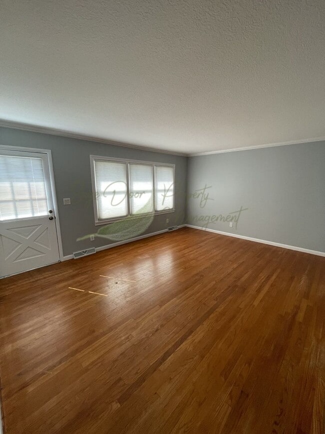 Photo - 805 SW Lea Dr