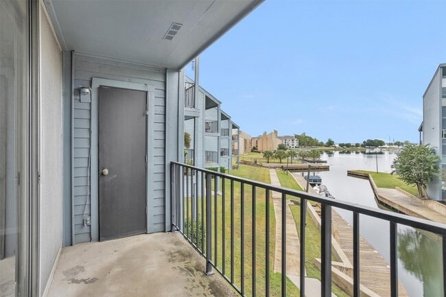 Building Photo - 12500 Melville Dr Unit D-234