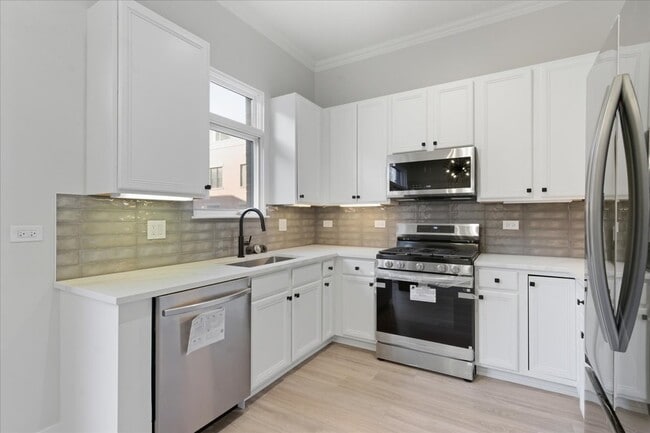 Photo - 839 W 14th Pl