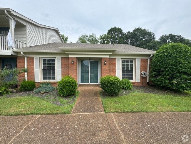 Building Photo - Spacious 3-Bedroom Townhome in the Heart o...