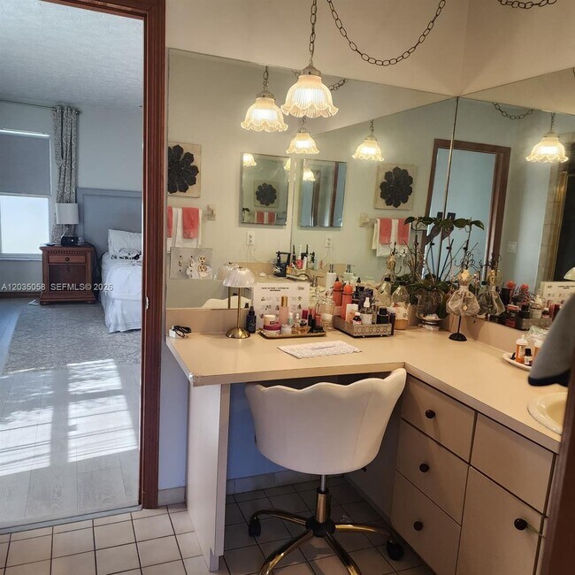 6101 Palmetto Dr