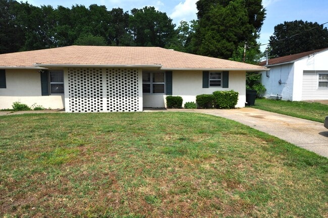 Building Photo - 2 Bedroom 1 Bath Duplex located in Hampton Unit 2 MCDONALD ROAD #A