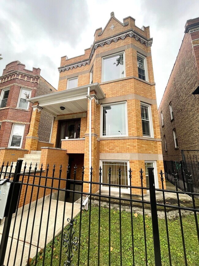 Building Photo - 2449 N Avers Ave Unit B Rental
