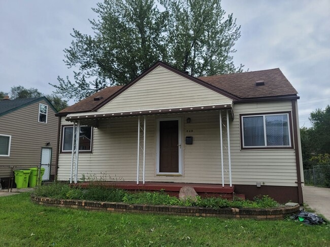 Building Photo - Spacious 3BD/2BA Home, Move-In Ready with Finished Basement