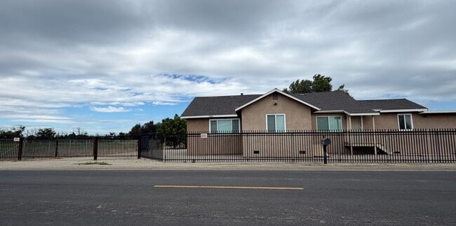 Building Photo - 4410 S Holt Rd