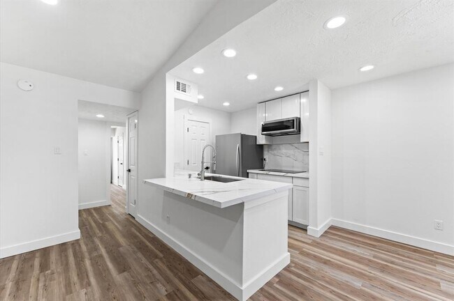 Photo - 17331 Red Oak Dr Unidad 14 Rental