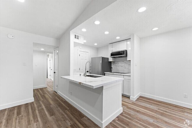 Building Photo - 17331 Red Oak Dr Unit 14 Rental