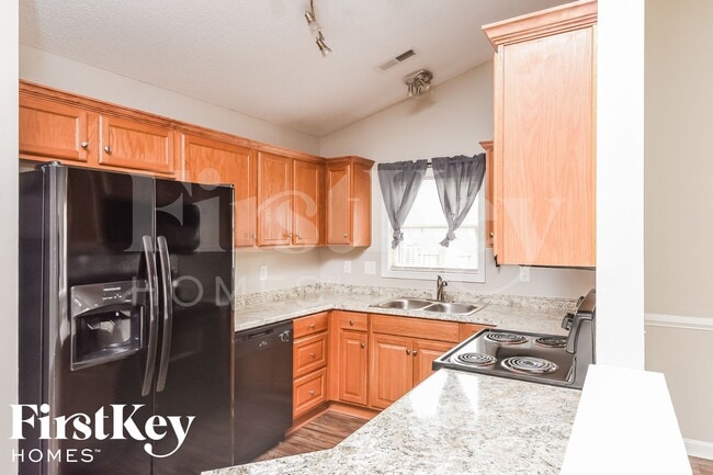 Photo - 435 Stephanie Dr