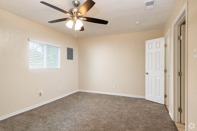 1BR, 1BA - 740SF