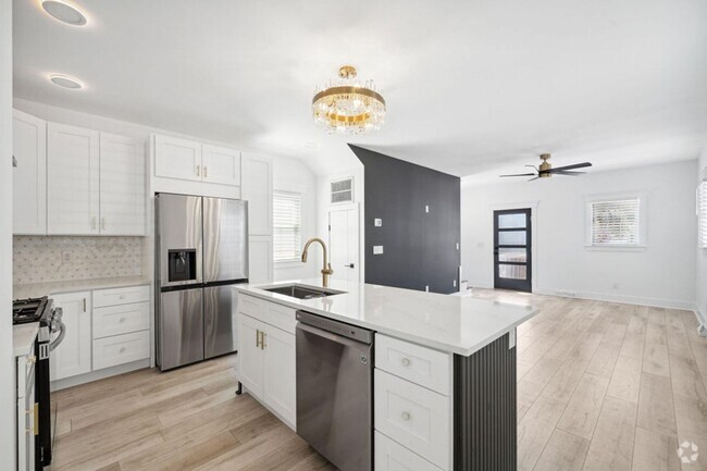 Building Photo - Gorgeous Renovated Downtown Charleston Home