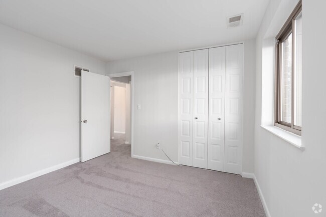 2BR 1BA 790SF