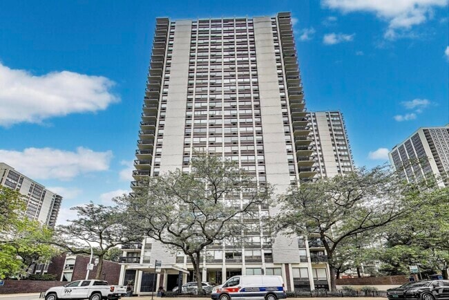 Building Photo - 1455 N Sandburg Terrace Rental