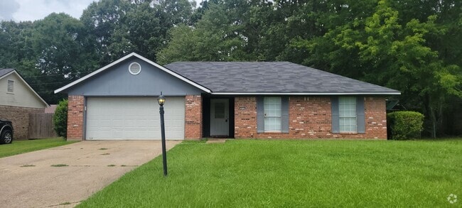 Building Photo - Beautiful 3 bedroom/2 bath with fireplace ... Rental