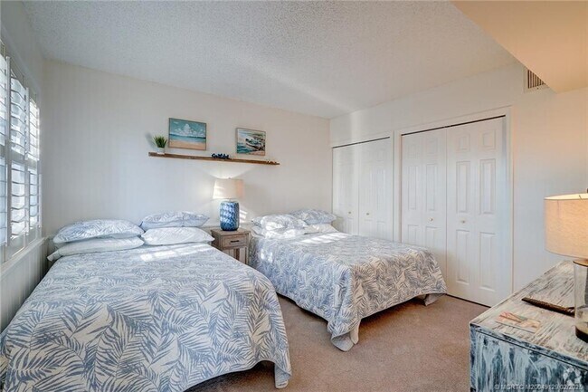 Building Photo - 1289 NE Ocean Blvd Unit 4 Rental
